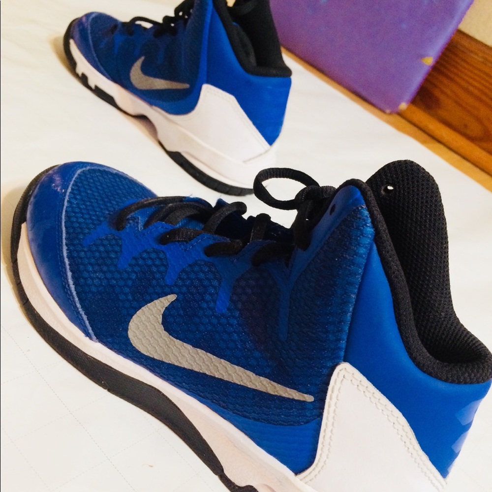 Boys Nike shoes 3Y